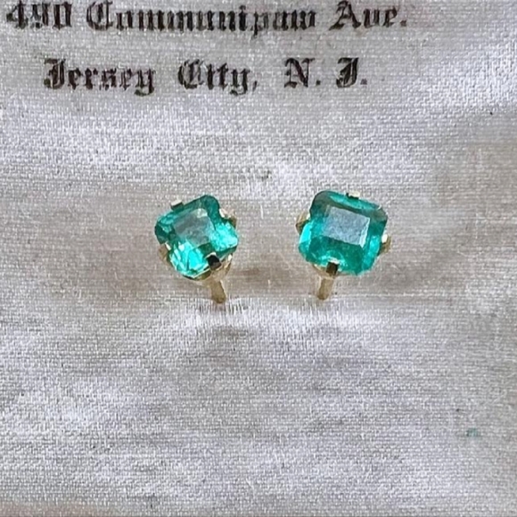 Elegant Natural Emerald Stud Earrings - Picture 7 of 11